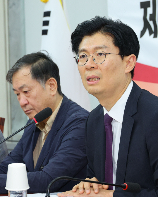 조정훈 제22대 총선 백서 특별위원회 위원장이 지난 7월8일 오후 국회에서 열린 전체회의에서 발언하고 있다.<연합뉴스 사진>